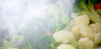 Günümüzde sağlıklı yaşamın temel noktalarından biri de doğru pişirme yöntemlerini tercih etmektir. Özellikle buharda sebze pişirme, vitamin ve mineral kayıplarını en aza indirmesiyle öne çıkar. Kaynar suya temas etmeyen sebzeler, bu yöntemle besin değerlerini büyük ölçüde korur. Bu durum özellikle sağlıklı beslenme planı yapan kişiler için oldukça önemlidir. Konulu bir haber görseli.