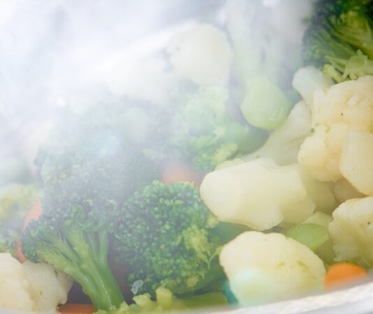 Günümüzde sağlıklı yaşamın temel noktalarından biri de doğru pişirme yöntemlerini tercih etmektir. Özellikle buharda sebze pişirme, vitamin ve mineral kayıplarını en aza indirmesiyle öne çıkar. Kaynar suya temas etmeyen sebzeler, bu yöntemle besin değerlerini büyük ölçüde korur. Bu durum özellikle sağlıklı beslenme planı yapan kişiler için oldukça önemlidir. Konulu bir haber görseli.