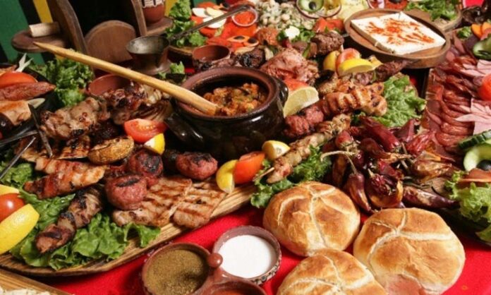 Bulgar mutfağı, tarih boyunca farklı kültürlerin etkisi altında şekillenmiş zengin bir yemek geleneğine sahiptir. Osmanlı, Bizans ve Balkan kültürlerinin birleşimi, Bulgar mutfağını eşsiz kılan temel unsurlardan biridir. Bulgar yemekleri, genellikle taze sebze, yoğurt ve peynir gibi doğal ürünlerle hazırlanır. Sofralarda sıkça yer alan tarator ve banitsa, bu mutfağın en bilinen lezzetlerindendir. Tarator, soğuk yoğurt çorbası olarak yaz aylarında tercih edilirken, banitsa börek çeşidi olarak kahvaltıların vazgeçilmezidir. Konulu bir haber görseli.