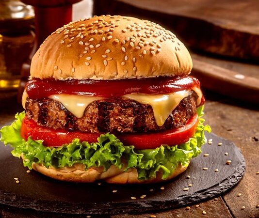 Son yıllarda burger kültürü dünya genelinde hızlı bir şekilde değişim geçiriyor. Sıradan fast food zincirlerinden gurme restoranlara, hatta ev mutfaklarına kadar uzanan bu lezzet serüveni, yaratıcılığın ve özgün malzemelerin birleşimiyle bambaşka bir boyuta taşınıyor. Burger trendleri, sadece lezzet değil, aynı zamanda görsellik, sunum ve sağlıklı beslenme anlayışı açısından da büyük bir dönüşüm yaşıyor. Konulu bir haber görseli.
