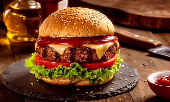 Son yıllarda burger kültürü dünya genelinde hızlı bir şekilde değişim geçiriyor. Sıradan fast food zincirlerinden gurme restoranlara, hatta ev mutfaklarına kadar uzanan bu lezzet serüveni, yaratıcılığın ve özgün malzemelerin birleşimiyle bambaşka bir boyuta taşınıyor. Burger trendleri, sadece lezzet değil, aynı zamanda görsellik, sunum ve sağlıklı beslenme anlayışı açısından da büyük bir dönüşüm yaşıyor. Konulu bir haber görseli.