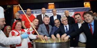 İnsanlık tarihi boyunca şölen, toplumların bir araya gelme, paylaşma ve kutlama anlarının en görkemli ifadesi olmuştur. Eski çağlarda zaferlerden sonra düzenlenen büyük sofralar, yalnızca yemek yemek için değil, aynı zamanda birlik ve beraberliği simgelemek için gerçekleştirilirdi. Bu yönüyle bakıldığında şölen, geçmişten bugüne kadar kültürlerin vazgeçilmez bir geleneği olmayı sürdürmüştür. Konulu bir haber görseli.