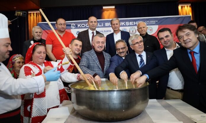 İnsanlık tarihi boyunca şölen, toplumların bir araya gelme, paylaşma ve kutlama anlarının en görkemli ifadesi olmuştur. Eski çağlarda zaferlerden sonra düzenlenen büyük sofralar, yalnızca yemek yemek için değil, aynı zamanda birlik ve beraberliği simgelemek için gerçekleştirilirdi. Bu yönüyle bakıldığında şölen, geçmişten bugüne kadar kültürlerin vazgeçilmez bir geleneği olmayı sürdürmüştür. Konulu bir haber görseli.