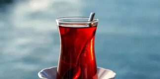Çay, Türk kültüründe sadece bir içecek olmanın çok ötesindedir. Günümüz Türkiye’sinde çay, sosyal hayatın bir parçası, bir misafirperverlik göstergesi ve en önemli geleneklerden biridir. Sabah kahvaltılarından akşam sohbetlerine kadar her anın vazgeçilmezi olan çay, Türk mutfağında bir ritüel halini almış, neredeyse her sosyal etkinlikte yerini almıştır. Çay, yalnızca içilmekle kalmaz, zamanla bir kültür ve yaşam biçimi haline gelmiştir. Konulu bir haber görseli.