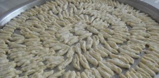 Çeçen mutfağı, Kuzey Kafkasya’nın en eski gastronomi geleneklerinden biridir ve Çeçenistan’da uzun yıllar boyunca gelişmiştir. Bölgenin sert iklimi ve dağlık coğrafyası, mutfak kültürünü şekillendirmiştir. Çeçen yemekleri, besleyici, doyurucu ve aynı zamanda dayanıklılık sağlayan özellikleriyle öne çıkar. Bu mutfak, sadece beslenme aracı değil, aynı zamanda kültürel mirasın bir parçası olarak kabul edilir. Konulu bir haber görseli.