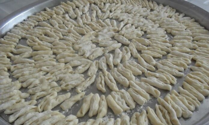 Çeçen mutfağı, Kuzey Kafkasya’nın en eski gastronomi geleneklerinden biridir ve Çeçenistan’da uzun yıllar boyunca gelişmiştir. Bölgenin sert iklimi ve dağlık coğrafyası, mutfak kültürünü şekillendirmiştir. Çeçen yemekleri, besleyici, doyurucu ve aynı zamanda dayanıklılık sağlayan özellikleriyle öne çıkar. Bu mutfak, sadece beslenme aracı değil, aynı zamanda kültürel mirasın bir parçası olarak kabul edilir. Konulu bir haber görseli.