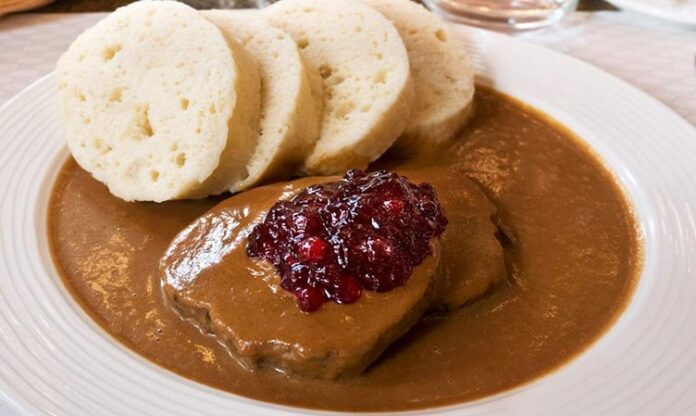 Çek mutfağı, Orta Avrupa’nın zengin yemek kültürünü yansıtan, köklü geçmişiyle dikkat çeken bir mutfaktır. Yüzyıllar boyunca Avusturya, Almanya, Macaristan ve Polonya gibi komşu ülkelerden etkilenmiş olan bu mutfak, özgün lezzetleriyle bugün dünya genelinde tanınmaktadır. Özellikle et yemekleri, unlu mamuller ve doyurucu çorbalar, Çek halkının sofrasının vazgeçilmez parçalarıdır. Tarihi kökenleri Orta Çağ’a kadar uzanan bu mutfakta, mevsimsel malzemelerle hazırlanan tarifler hem geleneksel hem de modern sunumlarla sofralara gelmektedir. Konulu bir haber görseli.