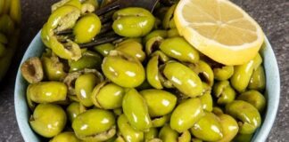 Çekirdeksiz zeytin, özellikle modern sofralarda pratikliği ve kullanım kolaylığı sayesinde hızla popüler hale geldi. Geleneksel zeytinler lezzetiyle bilinse de çekirdekleri tüketiciler için zaman zaman zahmet yaratabiliyor. Bu nedenle çekirdeksiz çeşitler, kahvaltılarda, salatalarda ve yemeklerde pratik bir çözüm sunuyor. Konulu bir haber görseli.