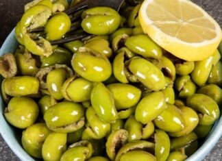 Çekirdeksiz zeytin, özellikle modern sofralarda pratikliği ve kullanım kolaylığı sayesinde hızla popüler hale geldi. Geleneksel zeytinler lezzetiyle bilinse de çekirdekleri tüketiciler için zaman zaman zahmet yaratabiliyor. Bu nedenle çekirdeksiz çeşitler, kahvaltılarda, salatalarda ve yemeklerde pratik bir çözüm sunuyor. Konulu bir haber görseli.