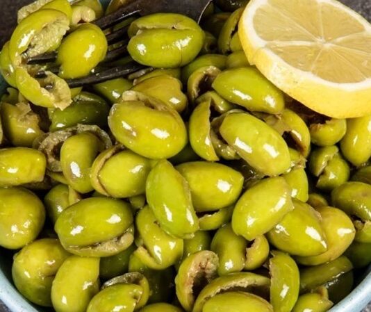Çekirdeksiz zeytin, özellikle modern sofralarda pratikliği ve kullanım kolaylığı sayesinde hızla popüler hale geldi. Geleneksel zeytinler lezzetiyle bilinse de çekirdekleri tüketiciler için zaman zaman zahmet yaratabiliyor. Bu nedenle çekirdeksiz çeşitler, kahvaltılarda, salatalarda ve yemeklerde pratik bir çözüm sunuyor. Konulu bir haber görseli.