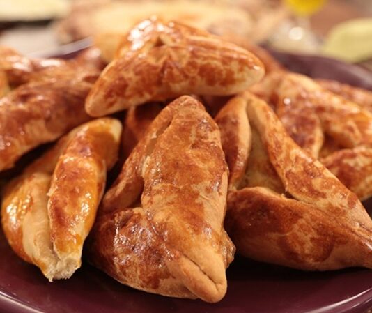 Çerkez mutfağı, yüzyıllar boyunca Kuzey Kafkasya’da gelişmiş, ardından Anadolu’ya taşınmış köklü bir gastronomi kültürüdür. Kafkasya’nın dağlık yapısı, iklimi ve doğal kaynakları bu mutfağın gelişiminde belirleyici olmuştur. Geleneksel yemeklerde kullanılan malzemeler, bölgenin coğrafi özelliklerini yansıtırken, göçlerle birlikte Anadolu’ya taşınan tarifler Türk mutfak kültürüyle harmanlanmıştır. Özellikle Osmanlı döneminden itibaren bu mutfak, hem saraylarda hem de halk arasında bilinen ve sevilen bir mutfak haline gelmiştir. Konulu bir haber görseli.