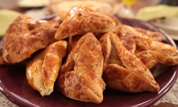 Çerkez mutfağı, yüzyıllar boyunca Kuzey Kafkasya’da gelişmiş, ardından Anadolu’ya taşınmış köklü bir gastronomi kültürüdür. Kafkasya’nın dağlık yapısı, iklimi ve doğal kaynakları bu mutfağın gelişiminde belirleyici olmuştur. Geleneksel yemeklerde kullanılan malzemeler, bölgenin coğrafi özelliklerini yansıtırken, göçlerle birlikte Anadolu’ya taşınan tarifler Türk mutfak kültürüyle harmanlanmıştır. Özellikle Osmanlı döneminden itibaren bu mutfak, hem saraylarda hem de halk arasında bilinen ve sevilen bir mutfak haline gelmiştir. Konulu bir haber görseli.