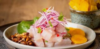 Ceviche, özellikle Güney Amerika mutfağının ikonik tariflerinden biridir ve taze balık veya deniz ürünlerinin asidik sıvılarla marine edilerek pişirilmeden servis edilmesi esasına dayanır. Ceviche, taze ve aromatik bir lezzet sunar ve yemeklerde hafif ama etkileyici bir tat deneyimi yaratır. Konulu bir haber görseli.