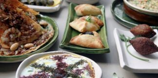 Cezayir mutfağı, Kuzey Afrika’nın en köklü gastronomi kültürlerinden birini yansıtır. Tarih boyunca farklı uygarlıklara ev sahipliği yapan bu topraklar, mutfak kültüründe çeşitliliği ve zenginliğiyle ön plana çıkmıştır. Berberi, Arap, Fransız ve Osmanlı etkilerinin birleşmesiyle ortaya çıkan Cezayir mutfağı, özgün tatlarıyla hem yerel halkın hem de turistlerin ilgisini çekmektedir. Baharatların yoğun kullanımı, etli yemeklerin ağırlığı ve sebzelerin uyumlu bir şekilde harmanlanması bu mutfağın karakteristik özellikleri arasındadır. Konulu bir haber görseli.