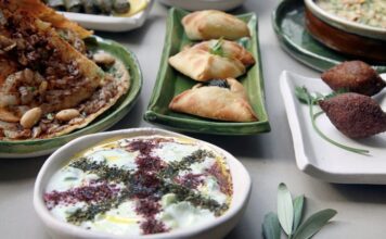 Cezayir mutfağı, Kuzey Afrika’nın en köklü gastronomi kültürlerinden birini yansıtır. Tarih boyunca farklı uygarlıklara ev sahipliği yapan bu topraklar, mutfak kültüründe çeşitliliği ve zenginliğiyle ön plana çıkmıştır. Berberi, Arap, Fransız ve Osmanlı etkilerinin birleşmesiyle ortaya çıkan Cezayir mutfağı, özgün tatlarıyla hem yerel halkın hem de turistlerin ilgisini çekmektedir. Baharatların yoğun kullanımı, etli yemeklerin ağırlığı ve sebzelerin uyumlu bir şekilde harmanlanması bu mutfağın karakteristik özellikleri arasındadır. Konulu bir haber görseli.