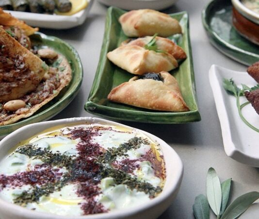 Cezayir mutfağı, Kuzey Afrika’nın en köklü gastronomi kültürlerinden birini yansıtır. Tarih boyunca farklı uygarlıklara ev sahipliği yapan bu topraklar, mutfak kültüründe çeşitliliği ve zenginliğiyle ön plana çıkmıştır. Berberi, Arap, Fransız ve Osmanlı etkilerinin birleşmesiyle ortaya çıkan Cezayir mutfağı, özgün tatlarıyla hem yerel halkın hem de turistlerin ilgisini çekmektedir. Baharatların yoğun kullanımı, etli yemeklerin ağırlığı ve sebzelerin uyumlu bir şekilde harmanlanması bu mutfağın karakteristik özellikleri arasındadır. Konulu bir haber görseli.