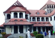 Chittagong Mutfağı, Bangladeş’in güneydoğusunda yer alan Chittagong bölgesine özgü geleneksel yemek kültürünü yansıtır. Bu mutfak, hem kıyı topluluklarının deniz ürünlerine dayalı beslenme alışkanlıklarını hem de yerel baharatların yoğun kullanımını içerir. Chittagong mutfağı, zengin lezzet profili ve çeşitli yemek teknikleri ile Bangladeş’in öne çıkan mutfaklarından biridir. Konulu bir haber görseli.