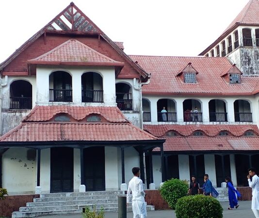 Chittagong Mutfağı, Bangladeş’in güneydoğusunda yer alan Chittagong bölgesine özgü geleneksel yemek kültürünü yansıtır. Bu mutfak, hem kıyı topluluklarının deniz ürünlerine dayalı beslenme alışkanlıklarını hem de yerel baharatların yoğun kullanımını içerir. Chittagong mutfağı, zengin lezzet profili ve çeşitli yemek teknikleri ile Bangladeş’in öne çıkan mutfaklarından biridir. Konulu bir haber görseli.