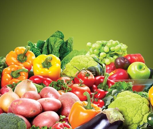 Günümüzde sağlıklı ve doğal beslenme anlayışı giderek önem kazanıyor. Bu trendin merkezinde ise taze sebzeler yer alıyor. Özellikle çiftliklerden doğrudan sofralara ulaşan sebzeler, hem besin değerleri hem de lezzet açısından fark yaratıyor. Çiftlikten taze sebzeler, kimyasal maddelerden uzak, doğanın sunduğu saf haliyle sofralarda yerini alıyor. Doğal koşullarda yetiştirilen sebzeler, modern şehir yaşamının getirdiği sağlık kaygılarına karşı güvenilir bir seçenek sunuyor. Konulu bir haber görseli.