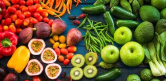 Çiğ tüketim, son yıllarda hem sağlık hem de yaşam tarzı trendleri arasında öne çıkan bir beslenme yaklaşımı haline gelmiştir. Raw food olarak da bilinen bu sistem, yiyeceklerin pişirilmeden, doğal halleriyle tüketilmesini esas alır. Bu yaklaşımın temelinde, yüksek ısıda pişirmenin besinlerdeki enzim ve vitaminleri yok ettiği düşüncesi yatar. Konulu bir haber görseli.