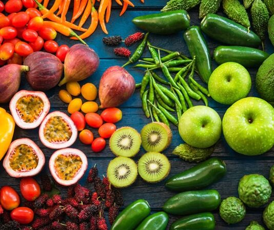 Çiğ tüketim, son yıllarda hem sağlık hem de yaşam tarzı trendleri arasında öne çıkan bir beslenme yaklaşımı haline gelmiştir. Raw food olarak da bilinen bu sistem, yiyeceklerin pişirilmeden, doğal halleriyle tüketilmesini esas alır. Bu yaklaşımın temelinde, yüksek ısıda pişirmenin besinlerdeki enzim ve vitaminleri yok ettiği düşüncesi yatar. Konulu bir haber görseli.