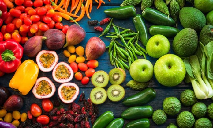 Çiğ tüketim, son yıllarda hem sağlık hem de yaşam tarzı trendleri arasında öne çıkan bir beslenme yaklaşımı haline gelmiştir. Raw food olarak da bilinen bu sistem, yiyeceklerin pişirilmeden, doğal halleriyle tüketilmesini esas alır. Bu yaklaşımın temelinde, yüksek ısıda pişirmenin besinlerdeki enzim ve vitaminleri yok ettiği düşüncesi yatar. Konulu bir haber görseli.