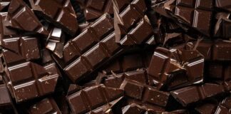 Çikolata, binlerce yıllık bir geçmişe sahip olup, kökeni Orta Amerika’ya dayanmaktadır. Aztek ve Maya uygarlıkları, kakao çekirdeklerini kutsal kabul eder ve içecek olarak tüketirdi. Avrupa’ya 16. yüzyılda gelen çikolata, zamanla şekere ve sütle birleşerek bugünkü formuna kavuştu. Konulu bir haber görseli.