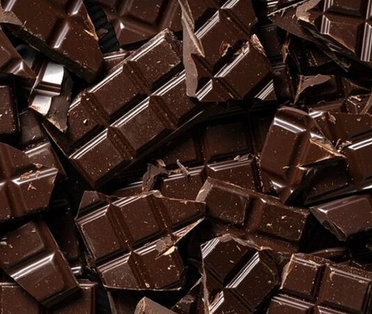 Çikolata, binlerce yıllık bir geçmişe sahip olup, kökeni Orta Amerika’ya dayanmaktadır. Aztek ve Maya uygarlıkları, kakao çekirdeklerini kutsal kabul eder ve içecek olarak tüketirdi. Avrupa’ya 16. yüzyılda gelen çikolata, zamanla şekere ve sütle birleşerek bugünkü formuna kavuştu. Konulu bir haber görseli.