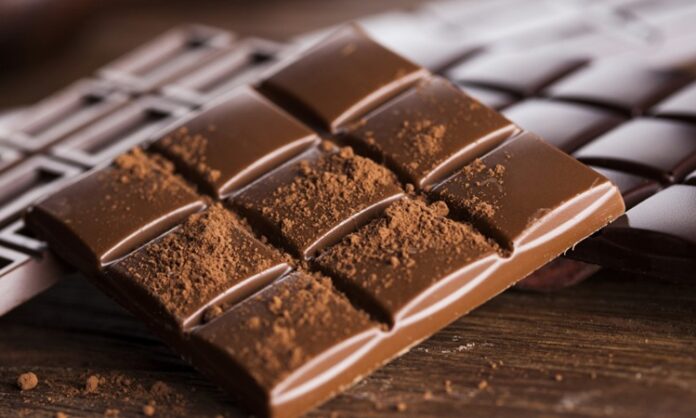 Çikolata ve tatlılar, yüzyıllardır insanların vazgeçemediği, mutluluk hormonlarını harekete geçiren lezzetler arasında yer alır. Her kültürde kendine özgü tatlı çeşitleri bulunurken, çikolata ise evrensel bir sevgiye sahiptir. Kakao çekirdeklerinin özenle işlenmesiyle elde edilen çikolata, farklı tariflerde ve sunumlarda sofralara taşınır. Tatlılar ise bayramlardan özel günlere, günlük küçük kaçamaklardan kutlamalara kadar her anın başrolünde yer alır. Konulu bir haber görseli.