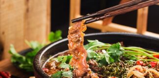 Çin mutfağı, binlerce yıllık tarihi ile dünya gastronomisinin en köklü kültürlerinden birini temsil ediyor. Antik Çin’de yemek, sadece beslenme aracı değil, aynı zamanda sağlık ve felsefi bir yaklaşımın parçası olarak görülüyordu. Doğal malzemeler kullanımı, yemeklerin hem besleyici hem de lezzetli olmasını sağlıyor. Konulu bir haber görseli.