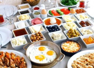 Çocuklar için sağlıklı beslenme, onların büyüme ve gelişme süreçlerinde kritik bir rol oynar. Sağlıklı yemekler, sadece onların fiziksel sağlığını değil, aynı zamanda zihin gelişimlerini de destekler. Bu nedenle çocukların beslenme alışkanlıklarını erken yaşlardan itibaren doğru yönlendirmek büyük önem taşır. Çocukların hem besleyici hem de lezzetli yiyeceklerle beslenmesi, sağlıklı büyümelerini sağlarken, aynı zamanda yemeklere karşı olan ilgilerini artırır. Konulu bir haber görseli.