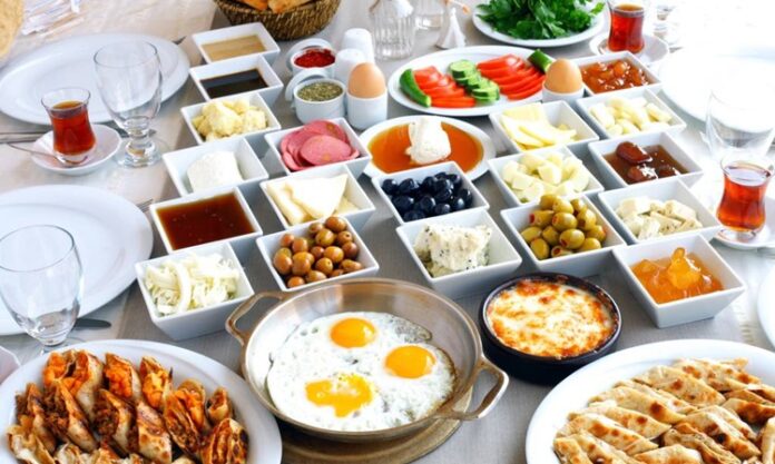 Çocuklar için sağlıklı beslenme, onların büyüme ve gelişme süreçlerinde kritik bir rol oynar. Sağlıklı yemekler, sadece onların fiziksel sağlığını değil, aynı zamanda zihin gelişimlerini de destekler. Bu nedenle çocukların beslenme alışkanlıklarını erken yaşlardan itibaren doğru yönlendirmek büyük önem taşır. Çocukların hem besleyici hem de lezzetli yiyeceklerle beslenmesi, sağlıklı büyümelerini sağlarken, aynı zamanda yemeklere karşı olan ilgilerini artırır. Konulu bir haber görseli.