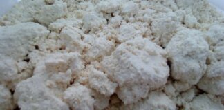 Çökelek, Anadolu mutfağının en eski ve özgün peynir çeşitlerinden biridir. Genellikle yoğurdun veya süzme peynirin mayalanması ve pişirilmesiyle elde edilir. İsmini, üretim sürecindeki yoğun süzme ve pişirme işleminden alır. Konulu bir haber görseli.