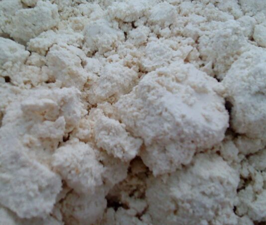 Çökelek, Anadolu mutfağının en eski ve özgün peynir çeşitlerinden biridir. Genellikle yoğurdun veya süzme peynirin mayalanması ve pişirilmesiyle elde edilir. İsmini, üretim sürecindeki yoğun süzme ve pişirme işleminden alır. Konulu bir haber görseli.