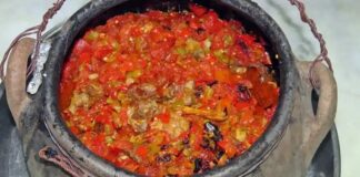 Çömlek yemeği, Anadolu mutfağının en eski ve en köklü yemek geleneklerinden biridir. Toprağın insan yaşamındaki önemini sadece tarımda değil, mutfakta da gösteren bu yemek, pişirme kabı olarak kullanılan çömleklerle özdeşleşmiştir. Ateşe dayanıklı toprak kaplarda pişirilen bu yemekler, hem yavaş pişirme yöntemi sayesinde lezzetini artırmış hem de nesiller boyunca aktarılan bir kültürün parçası haline gelmiştir. Özellikle Orta Anadolu’da ve Doğu bölgelerinde sıkça rastlanan bu yemek türü, yöresel mutfakların olmazsa olmazı kabul edilmektedir. Konulu bir haber görseli.