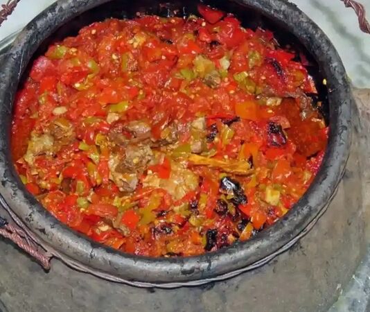 Çömlek yemeği, Anadolu mutfağının en eski ve en köklü yemek geleneklerinden biridir. Toprağın insan yaşamındaki önemini sadece tarımda değil, mutfakta da gösteren bu yemek, pişirme kabı olarak kullanılan çömleklerle özdeşleşmiştir. Ateşe dayanıklı toprak kaplarda pişirilen bu yemekler, hem yavaş pişirme yöntemi sayesinde lezzetini artırmış hem de nesiller boyunca aktarılan bir kültürün parçası haline gelmiştir. Özellikle Orta Anadolu’da ve Doğu bölgelerinde sıkça rastlanan bu yemek türü, yöresel mutfakların olmazsa olmazı kabul edilmektedir. Konulu bir haber görseli.