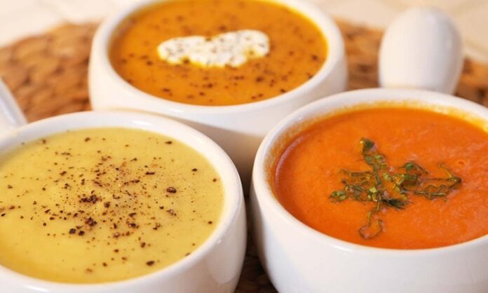 Çorba, Türk mutfağında sadece yemek başlangıcı olarak değil, aynı zamanda kültürel bir miras olarak da büyük bir öneme sahiptir. Özellikle soğuk kış günlerinde, sofralarda ilk sırada yer alan çorbalar, hem iç ısıtan lezzeti hem de sağlık açısından sunduğu faydalarla dikkat çeker. Türk kültüründe çorba, sadece besin değeriyle değil, misafirperverlik anlayışıyla da özdeşleşmiştir. Konulu bir haber görseli.