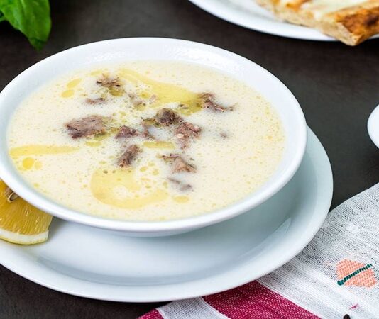 Geleneksel Türk mutfağının en sevilen öğelerinden olan çorba ve meze, birlikte sunulduğunda sofralara hem çeşitlilik hem de zengin tatlar getirir. Özellikle misafir sofralarında ya da özel yemeklerde, dengeli ve uyumlu bir çorba-meze ikilisi, yemeğin başlangıcını unutulmaz kılar. Bu ikili, farklı dokuları ve aromalarıyla damaklarda keyifli bir yolculuk sunarken, aynı zamanda besin değerleri açısından da doyurucudur. Konulu bir haber görseli.