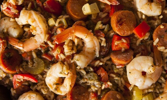 Creole Mutfağı, Amerika Birleşik Devletleri’nin özellikle Louisiana eyaletinde gelişmiş ve çok kültürlü bir yemek geleneğini temsil eder. Bu mutfak, Fransız, İspanyol, Afrika ve Karayip etkilerini birleştirerek ortaya çıkmıştır. Creole yemekleri, Louisiana’nın özellikle New Orleans şehrinde sosyal ve kültürel yaşamın vazgeçilmez bir parçasıdır. Konulu bir haber görseli.