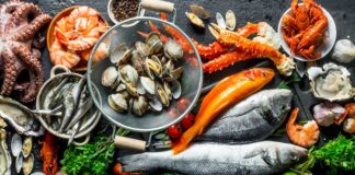 Deniz mahsulleri, sağlıklı beslenmenin en lezzetli yollarından birini sunarak sofralarda farklı tatlar arayanların gözdesi oluyor. Taze balıklar, karides, kalamar, midye ve ahtapot gibi ürünler, hem sağlıklı hem de gurme lezzetler yaratma konusunda mutfaklarda geniş bir yer buluyor. Özellikle Akdeniz ve Ege mutfaklarının temel unsurlarından olan deniz mahsulleri, zengin protein, omega-3 yağ asitleri ve vitamin içerikleriyle sağlıklı bir yaşamın vazgeçilmez parçası olarak öne çıkıyor. Günümüzde, deniz ürünlerini merkeze alan özel menüler, restoranlardan ev sofralarına kadar geniş bir yelpazede tercih ediliyor. Konulu bir haber görseli.