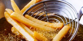 Derin yağda kızartma, mutfak kültürlerinde uzun yıllardır kullanılan bir pişirme yöntemidir. Yiyecekler yüksek sıcaklıktaki yağın içerisinde kısa sürede pişirilir ve dış yüzeyleri çıtır hale gelir. Patates kızartması, tavuk kanadı, balık ve hamur işleri bu yöntemin en bilinen örnekleridir. Özellikle hızlı tüketim gıdalarında tercih edilen bu yöntem, hem pratikliği hem de lezzetli sonuçlarıyla öne çıkar. Konulu bir haber görseli.