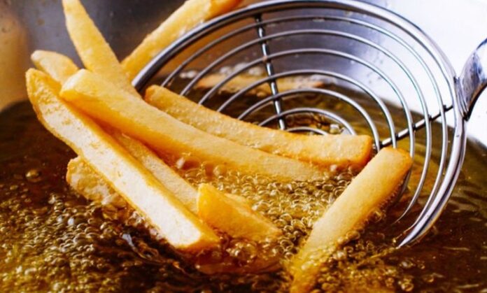 Derin yağda kızartma, mutfak kültürlerinde uzun yıllardır kullanılan bir pişirme yöntemidir. Yiyecekler yüksek sıcaklıktaki yağın içerisinde kısa sürede pişirilir ve dış yüzeyleri çıtır hale gelir. Patates kızartması, tavuk kanadı, balık ve hamur işleri bu yöntemin en bilinen örnekleridir. Özellikle hızlı tüketim gıdalarında tercih edilen bu yöntem, hem pratikliği hem de lezzetli sonuçlarıyla öne çıkar. Konulu bir haber görseli.