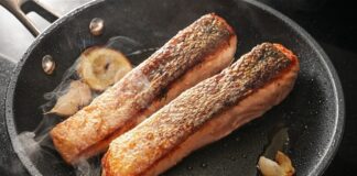 Yemek kültürlerinde yüzyıllardır uygulanan yöntemlerden biri olan derisiyle pişirme, aslında oldukça eski bir geleneğe dayanır. Anadolu’dan Uzak Doğu’ya, Afrika’dan Avrupa’ya kadar farklı mutfaklarda, derisiyle birlikte pişirilen tavuk, balık ya da kırmızı et yemeklerine rastlanır. Bunun en önemli nedeni, derinin hem yiyeceği dış etkenlerden koruması hem de pişme sırasında içerisindeki özsuyun kaybolmasını önlemesidir. Konulu bir haber görseli.