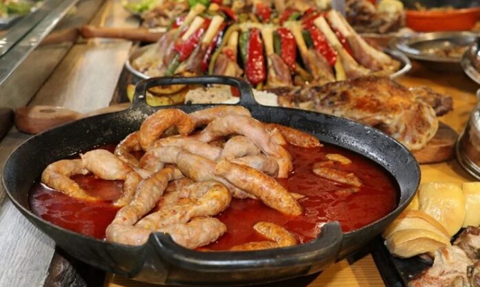 Doğu Anadolu mutfağı, Türkiye’nin en yüksek rakımlı ve sert iklimli bölgelerinden birinde şekillenmiş, zengin kültürel mirasıyla dikkat çeken bir gastronomi hazinesidir. Sert kış koşulları, beslenme alışkanlıklarını doğrudan etkiler ve bölge yemeklerinin çoğunda yüksek enerji veren malzemeler ön plandadır. Et yemekleri, baklagiller, tereyağı ve süt ürünleri, mutfağın temel taşlarını oluşturur. Konulu bir haber görseli.