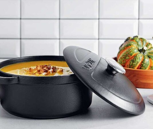 Döküm tencerede pişirme, özellikle geleneksel mutfaklarda yüzyıllardır kullanılan bir yöntemdir. Bu pişirme tekniği, yemeklerin lezzetini ve aromasını maksimum seviyeye çıkarmak için tercih edilir. Döküm tencereler, ısıyı eşit dağıtarak malzemelerin dengeli pişmesini sağlar ve yiyeceklerin besin değerini korur. Tüm haber detayı için tııklayınız.