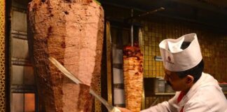 Döner, Türk mutfağının en bilinen lezzetlerinden biridir ve dünya çapında popülerliğe sahiptir. Döner pişirme, sadece etin hazırlanması değil, aynı zamanda lezzetin ve dokunun doğru şekilde ortaya çıkarılması sanatıdır. Geleneksel döner, dana, kuzu veya tavuk etinden hazırlanır ve uzun yıllardır çeşitli baharatlar ve özel marinasyonlarla zenginleştirilir. Konulu bir haber görseli.