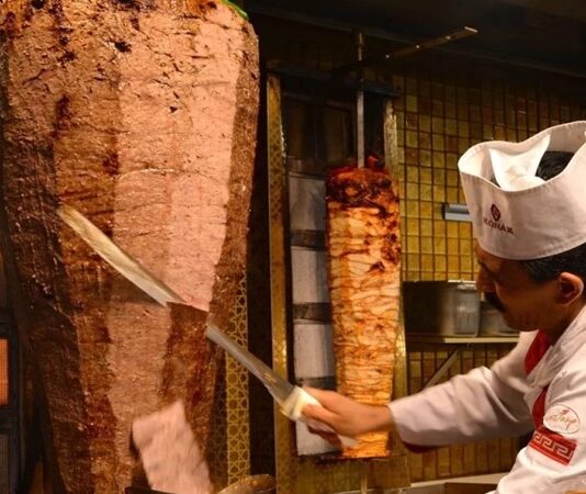 Döner, Türk mutfağının en bilinen lezzetlerinden biridir ve dünya çapında popülerliğe sahiptir. Döner pişirme, sadece etin hazırlanması değil, aynı zamanda lezzetin ve dokunun doğru şekilde ortaya çıkarılması sanatıdır. Geleneksel döner, dana, kuzu veya tavuk etinden hazırlanır ve uzun yıllardır çeşitli baharatlar ve özel marinasyonlarla zenginleştirilir. Konulu bir haber görseli.
