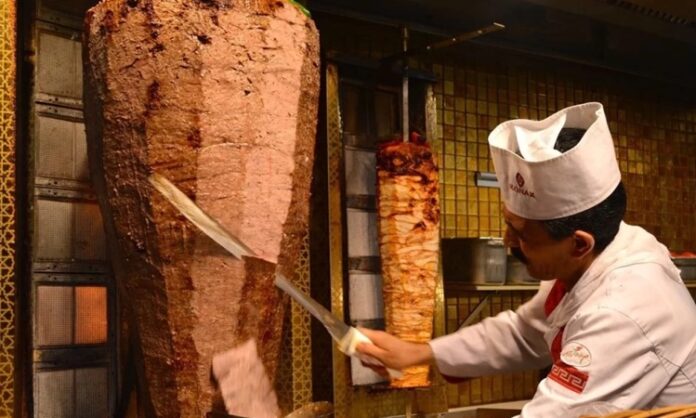 Döner, Türk mutfağının en bilinen lezzetlerinden biridir ve dünya çapında popülerliğe sahiptir. Döner pişirme, sadece etin hazırlanması değil, aynı zamanda lezzetin ve dokunun doğru şekilde ortaya çıkarılması sanatıdır. Geleneksel döner, dana, kuzu veya tavuk etinden hazırlanır ve uzun yıllardır çeşitli baharatlar ve özel marinasyonlarla zenginleştirilir. Konulu bir haber görseli.