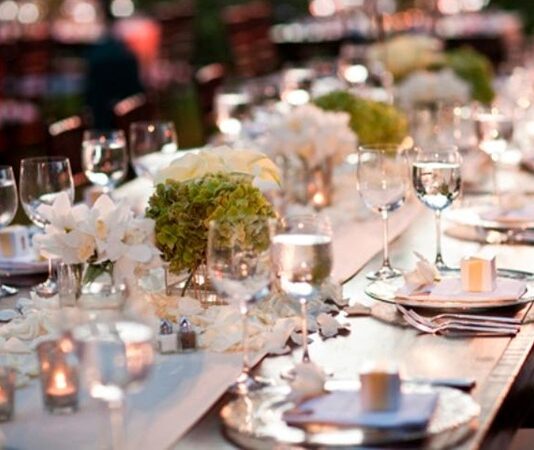 Düğünler, hem çiftler hem de davetliler için unutulmaz anların yaşandığı, en özel kutlamalardan biridir. Böylesine önemli bir günde, düğün sofrası ve özel menü seçimi, etkinliğin atmosferini ve hatırlanma biçimini doğrudan etkiler. Misafirlerin damak zevkine hitap eden, görsel açıdan şık sunumlara sahip ve dengeli lezzetlerden oluşan bir menü, düğün organizasyonunun en önemli parçalarındandır. Konulu bir haber görseli.