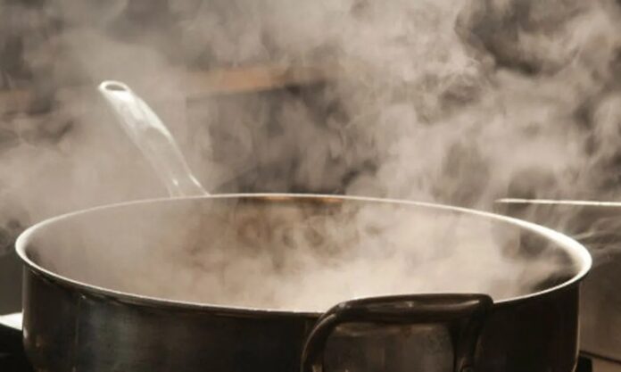 Duman, yemek pişirme yöntemleri arasında hem geleneksel hem de modern mutfaklarda önemli bir yere sahiptir. Tarih boyunca insanlar, yiyecekleri hem pişirmek hem de korumak için duman tekniklerini kullanmıştır. Özellikle et ve balık ürünlerinde duman aroması, yiyeceklerin lezzetini ve dayanıklılığını artırır. Konulu bir haber görseli.